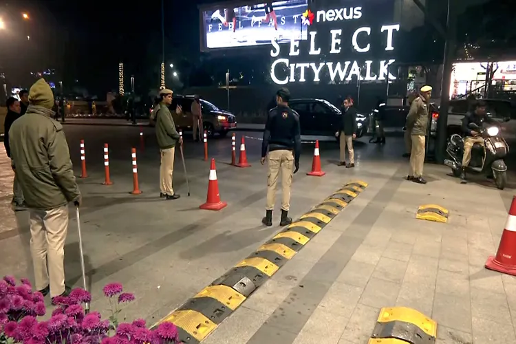 Delhi police outside a shopping mall in South Delhi