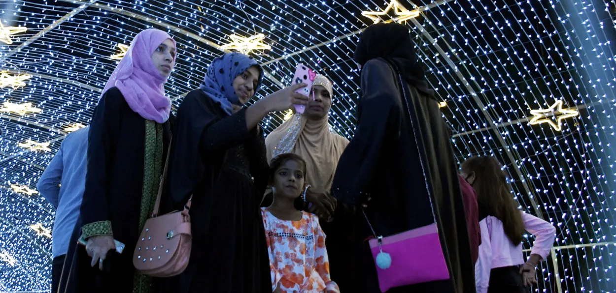 Muslim women taking selfies in Mumbai on eve of New Year (File)