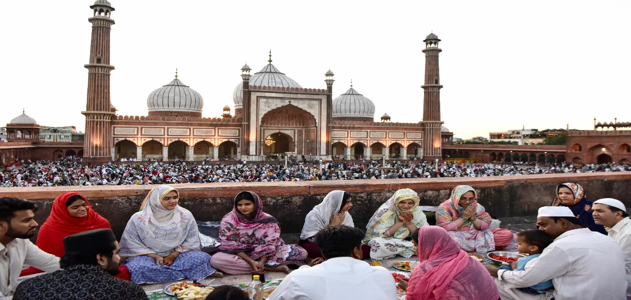 A family breaking their fast during Ramzan in Jama masjid of Delhi (File)