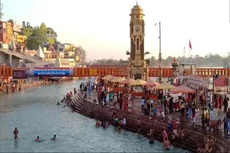 Devotees gathered in large numbers at Haridwar to take a holy dip in the Ganga River on the occasion of Paush Purnima