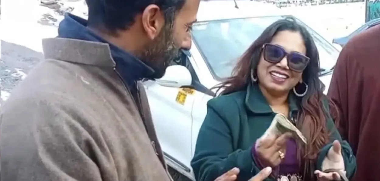 Taxi driver returning bag to tourist in Pahalgam, Kashmir (Videograb)