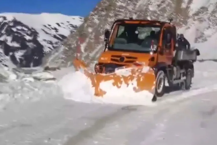 Snow clearance operations in Poonch