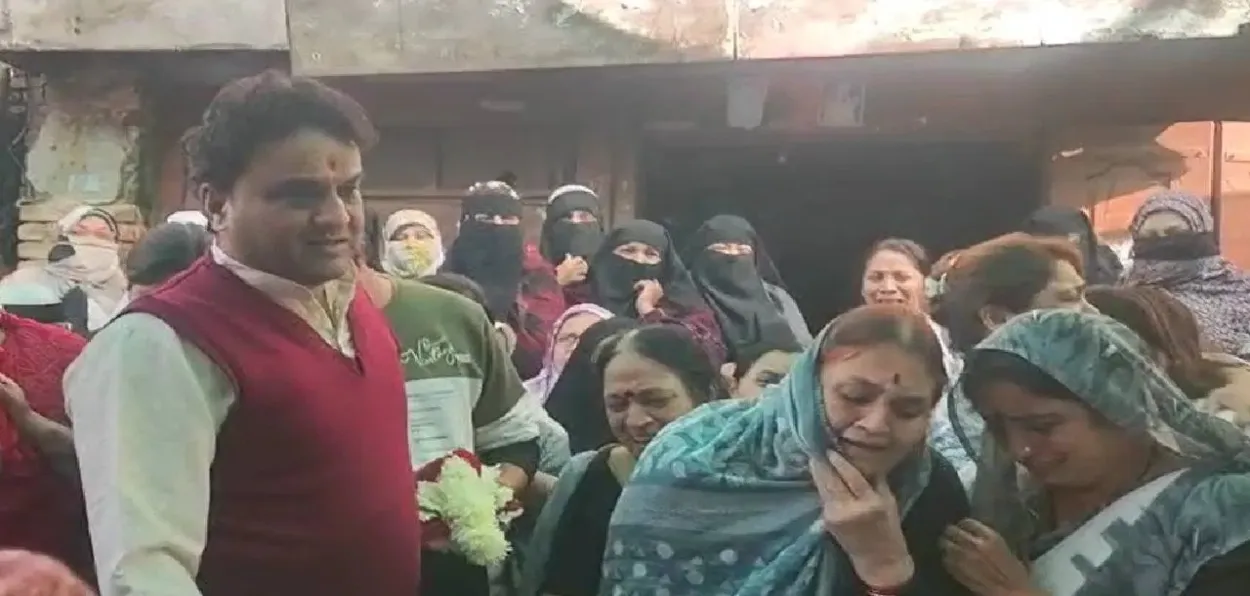 Women of Deore-Sonar family joining the funeral procession of Khan Baba