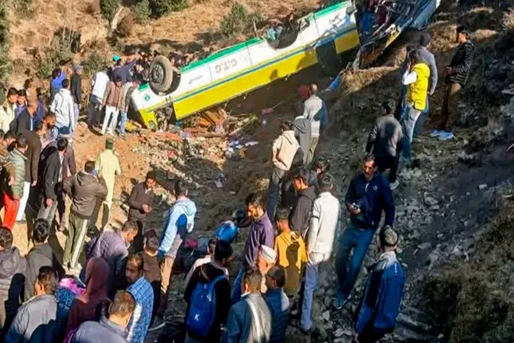 14 people died in a bus accident in Himachal's Sirmaur district