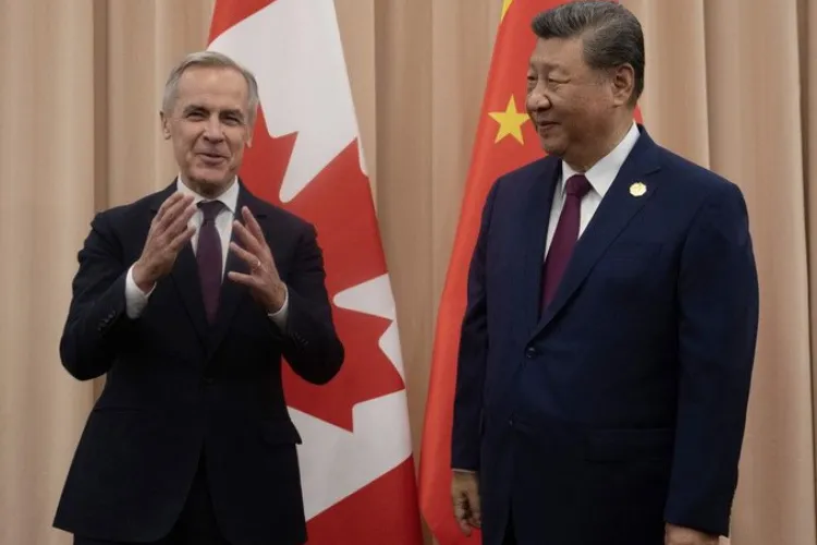 Canadian Prime Minister Mark Carney  with Chinese Premier Xi Jinping (File)