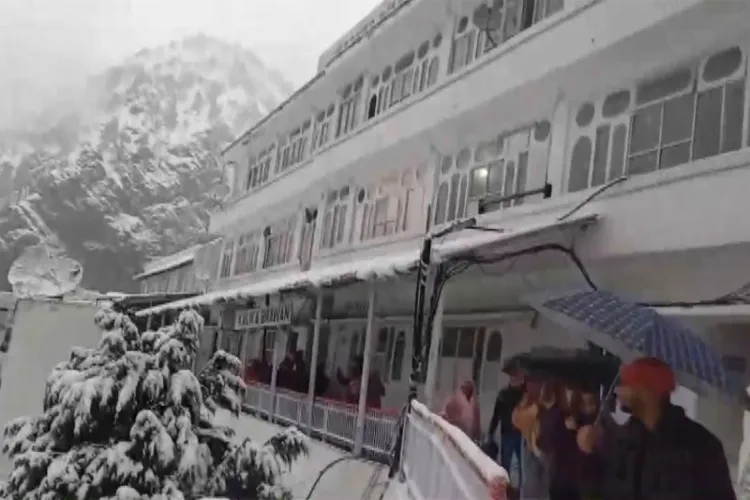 J-K: Vaishno Devi Shrine receives season's first snowfall