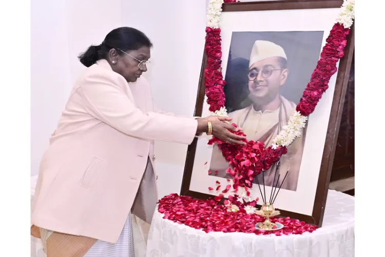 President Droupadi Murmu pays floral tribute to Netaji Subhas Chandra Bose on his 129th birth anniversary 