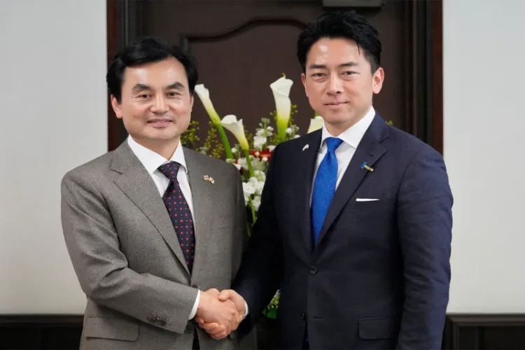 South Korean Defence Minister Ahn Gyu-back (L) with his Japanese counterpart, Shinjiro Koizumi