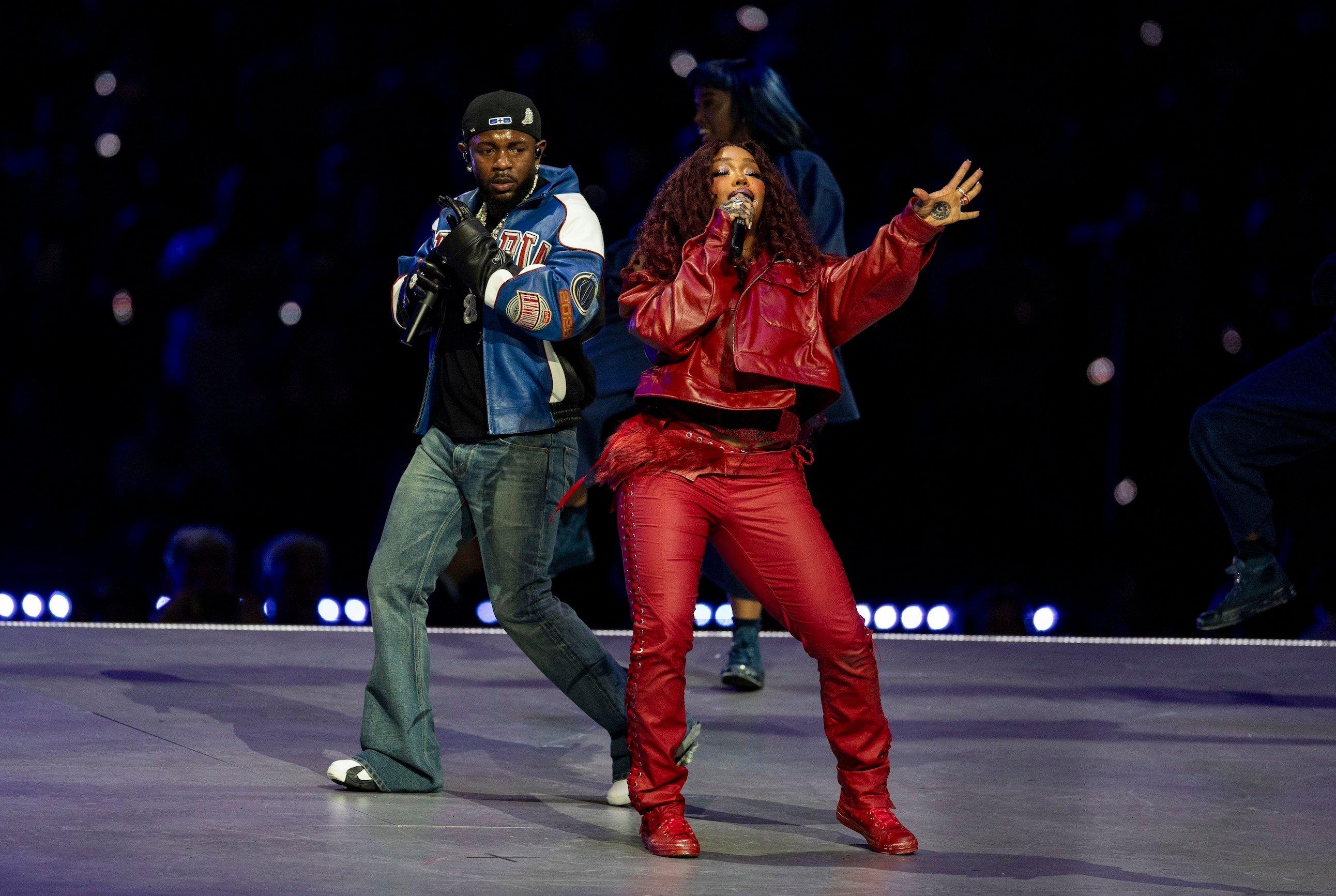 https://www.awazthevoice.in/upload/news/1770011374SZA-Kendrick-Lamar-Halftime-Show-GettyImages-2198953379.jpg