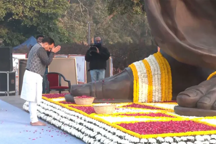 Delhi BJP chief Virendraa Sachdeva paying tributes to Pandit Deendayal Upadhyaya