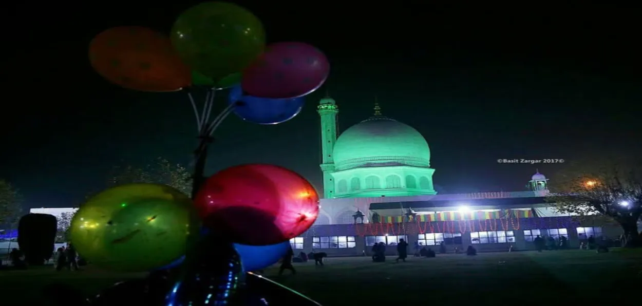 Hazratbal during Ramadan (Basit zargar)