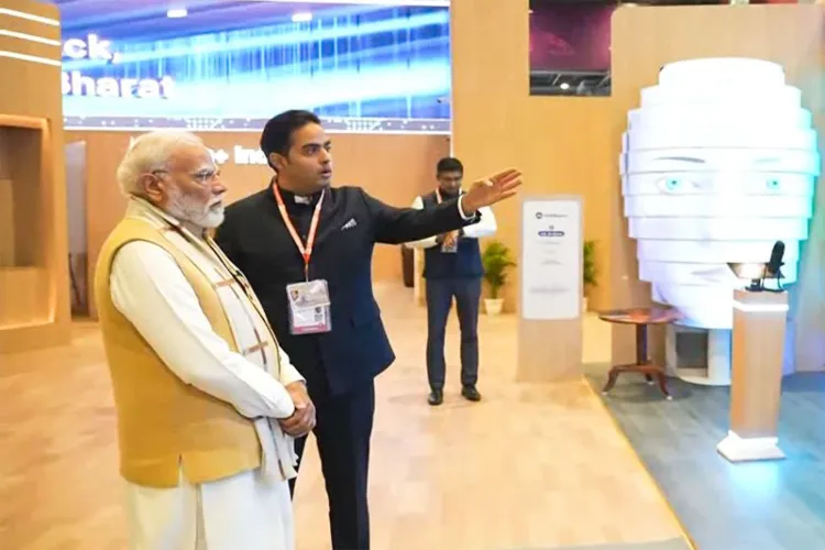 Prime Minister Narendra Modi with Akash Ambani, Chairman of Reliance Jio Infocomm Limited