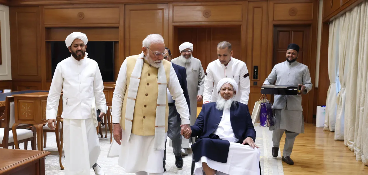 Prime Minister Narendra Modi with Grand Mufti Kanthapuram A. P. Aboobacker Musliyar known as Sheikh Abubakr Ahmad