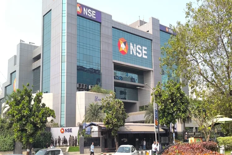 Sensex falls 230 pts, Nifty down 100 in early trade