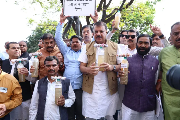 Congress MLAs protest in the state assembly 
