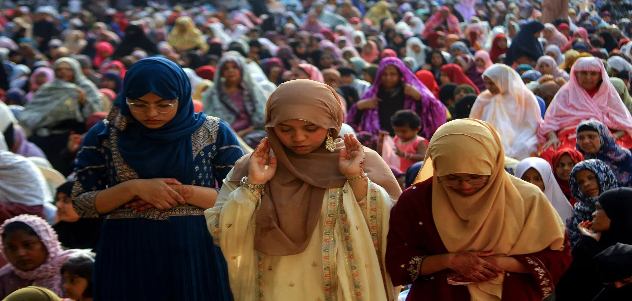 Muslim Women praying 