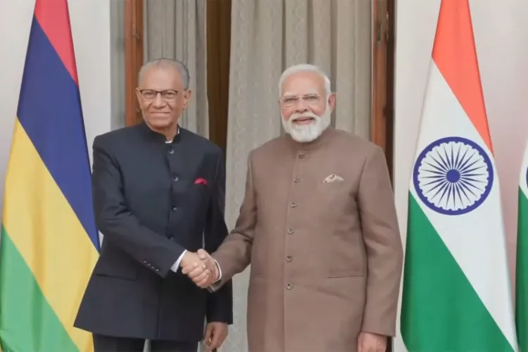 Prime Minister Modi with Mauritius Prime Minister Navin Ramgoolam 