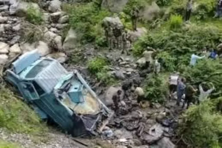 Seven Central Reserve Police Force (CRPF) personnel were injured when their vehicle lost control 