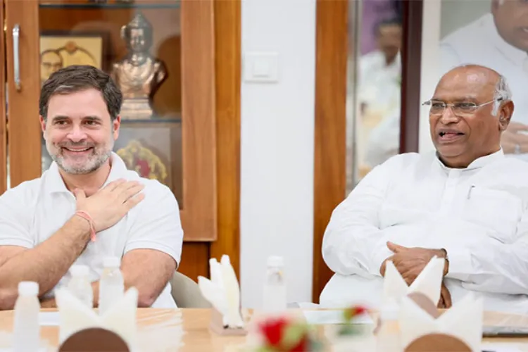 Mallikarjun Kharge with Rahul Gandhi 