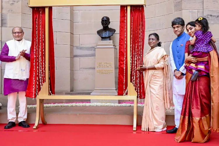 President Droupadi Murmu and Vice President Vice President CP Radhakrishnan unveil the sculpture of the first and only Indian Governor-General of independent India