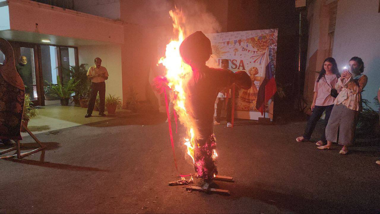 Burning effigy of Lady Maslenitsa during the Russian festival in Thiruvananthapuram consulate (X of Russian Consulate)