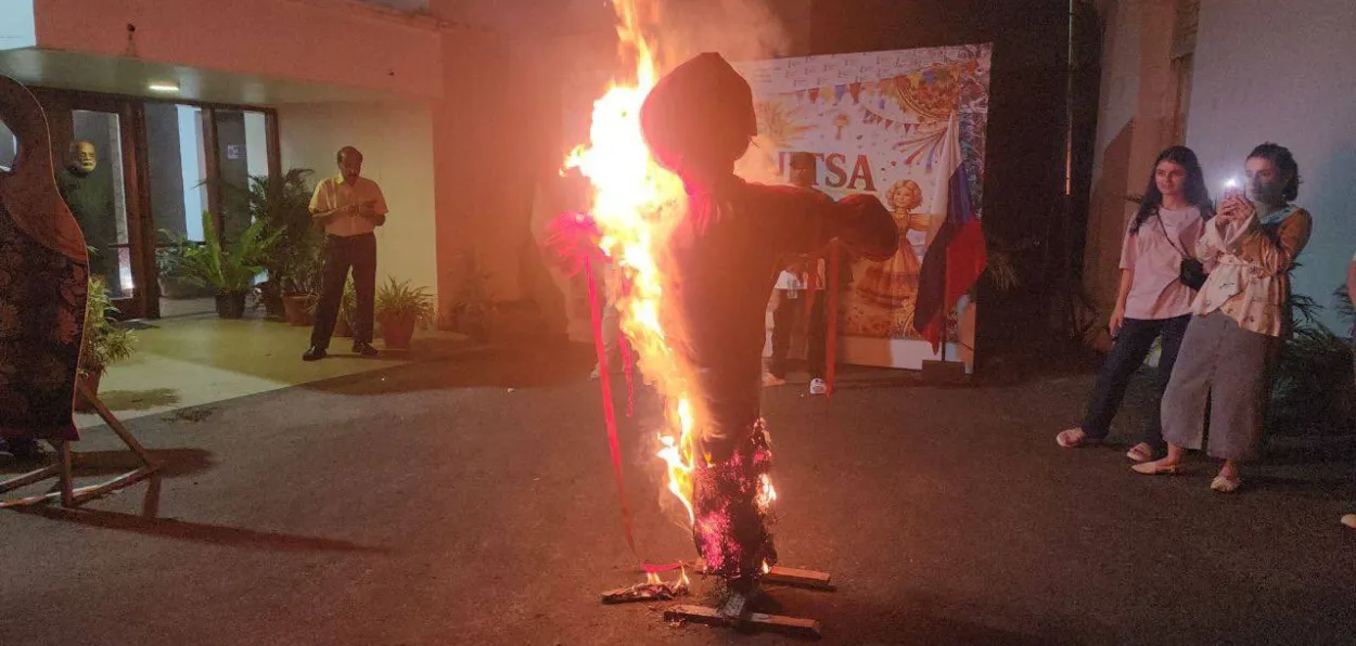 Burning effigy of Lady Maslenitsa during the Russian festival in Thiruvananthapuram consulate (X of Russian Consulate)