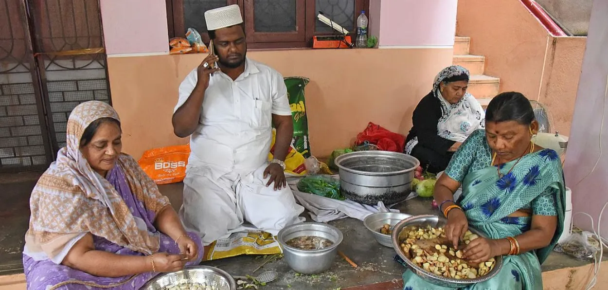 Selvi Rajeshwari with others in the kitchen preparing Sehri meal for students