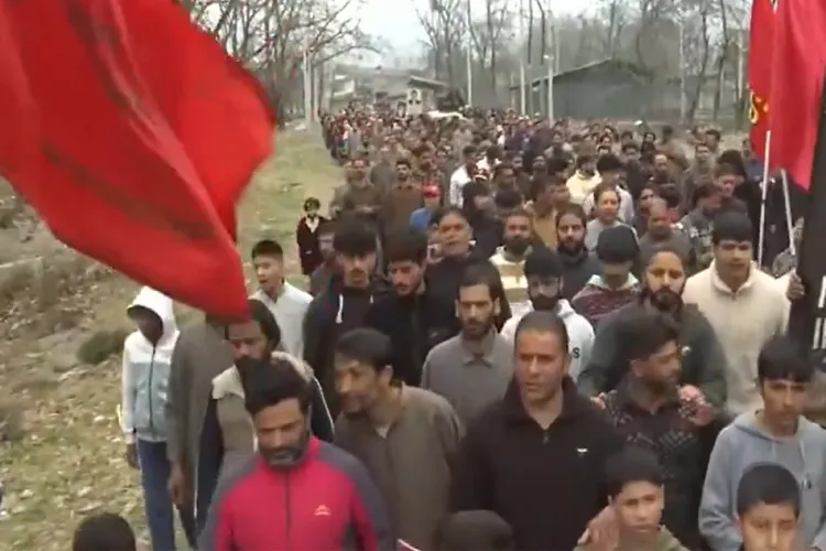 People protesting in Bandipora