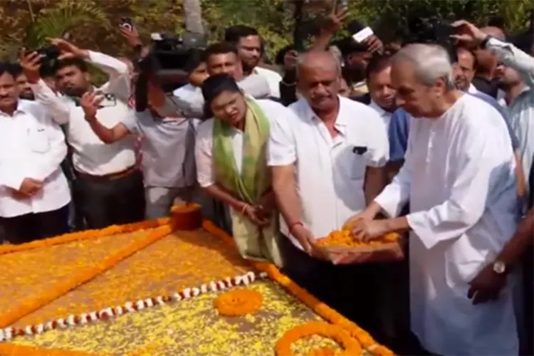 BJP Chief Naveen Patnaik pays tribute to Odisha CM Late Biju Patnaik 