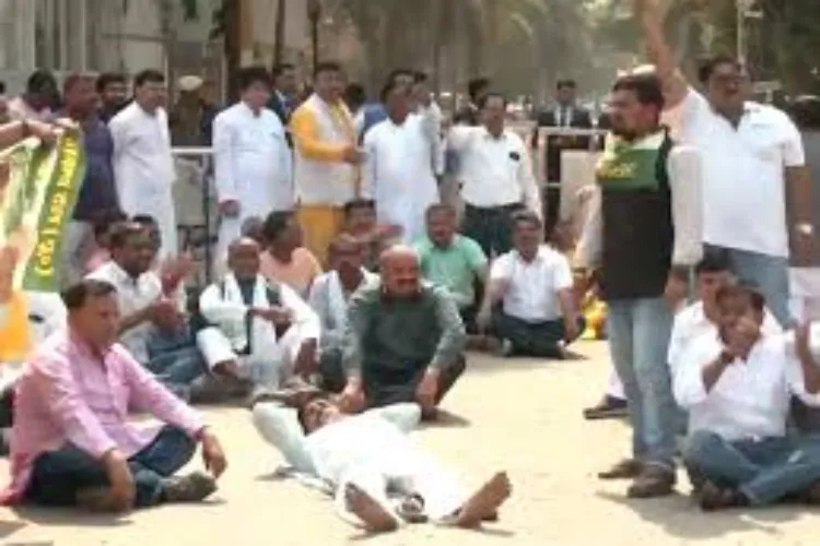 JDU supporters refuse to believe Nitish Kumar's decision, protest outside CM residence