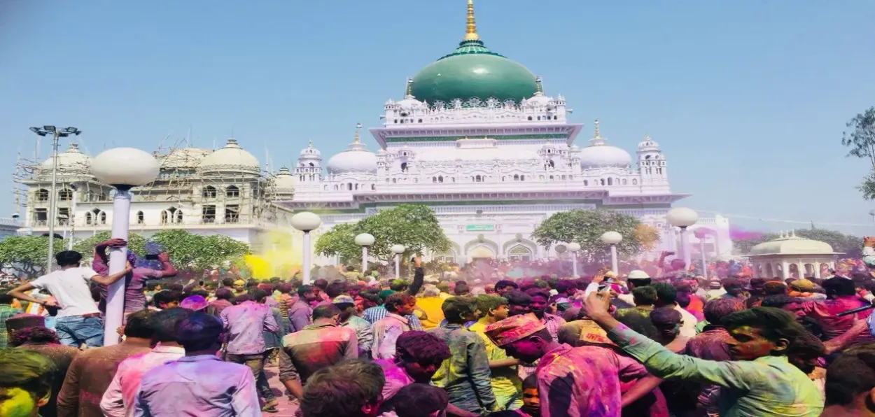 Holi being played in the premises of Dewa Sharif dargah