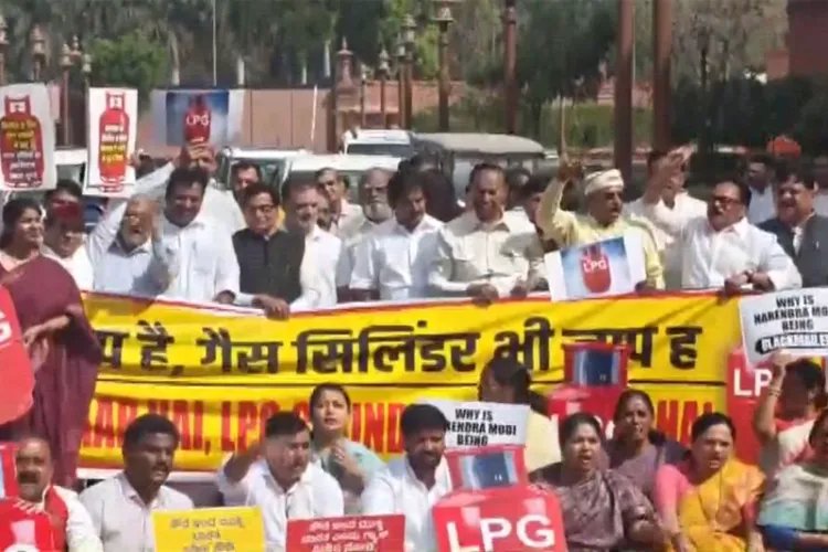 Opoosition MPs protest outside Parliament 