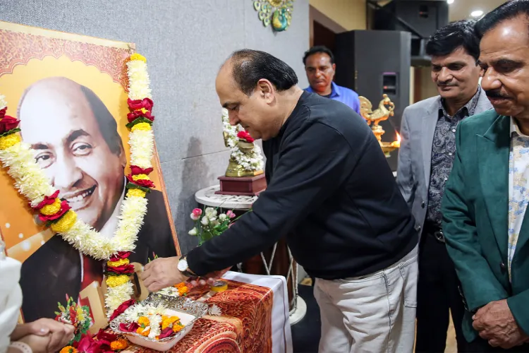 Shahid Rafi paying tribute to father 
