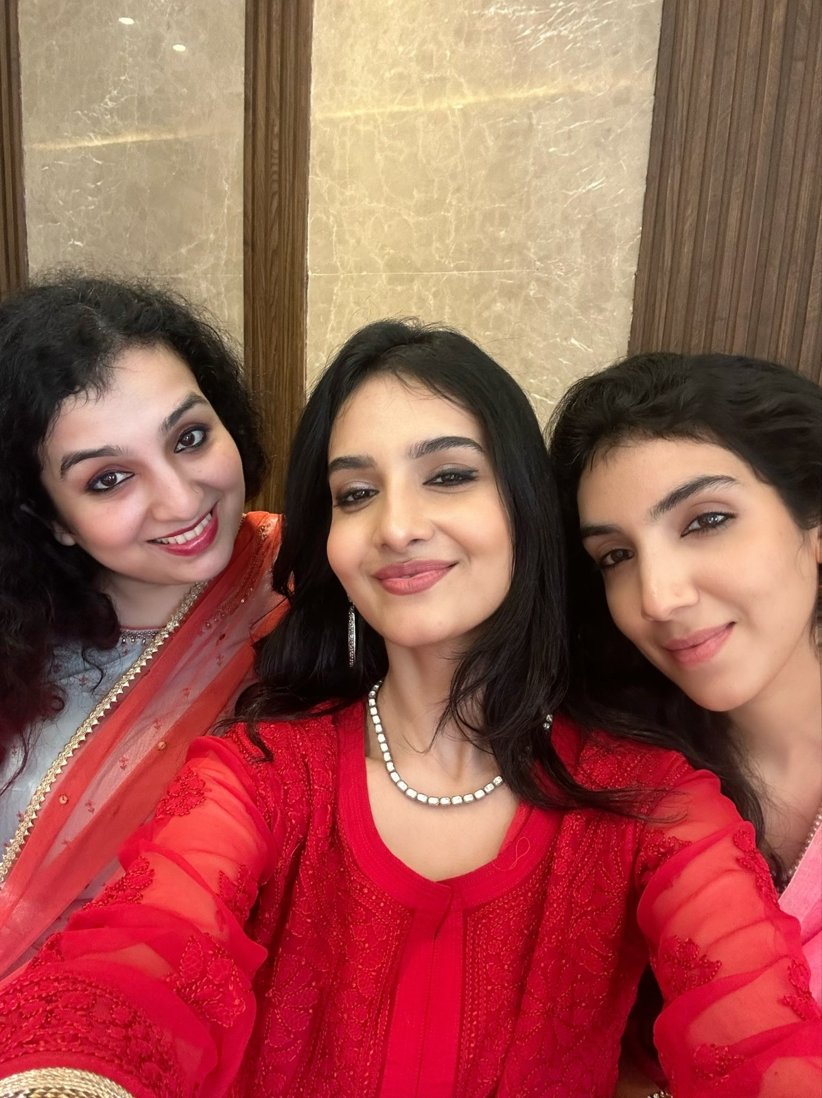 https://www.awazthevoice.in/upload/news/1774433067Hana_Mohsin_Khan_with_her_sisters.jpeg