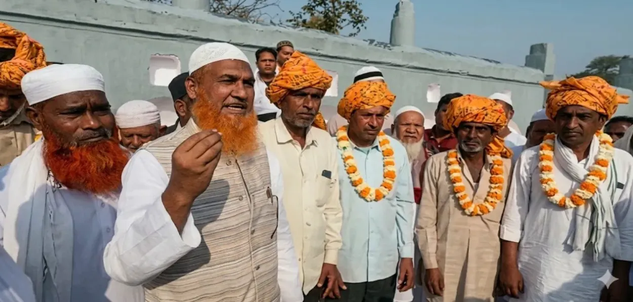 Muslims felicitating Hindu brothers who donated land for Eidgah
