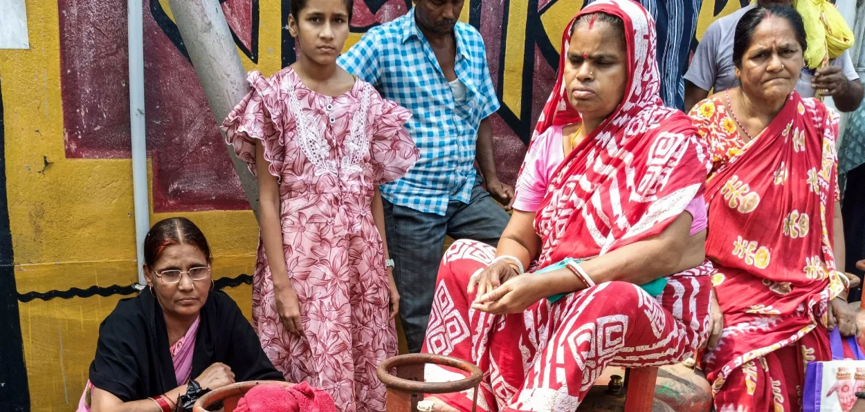 Women waiting in quue in Kolkata for LPG refil
