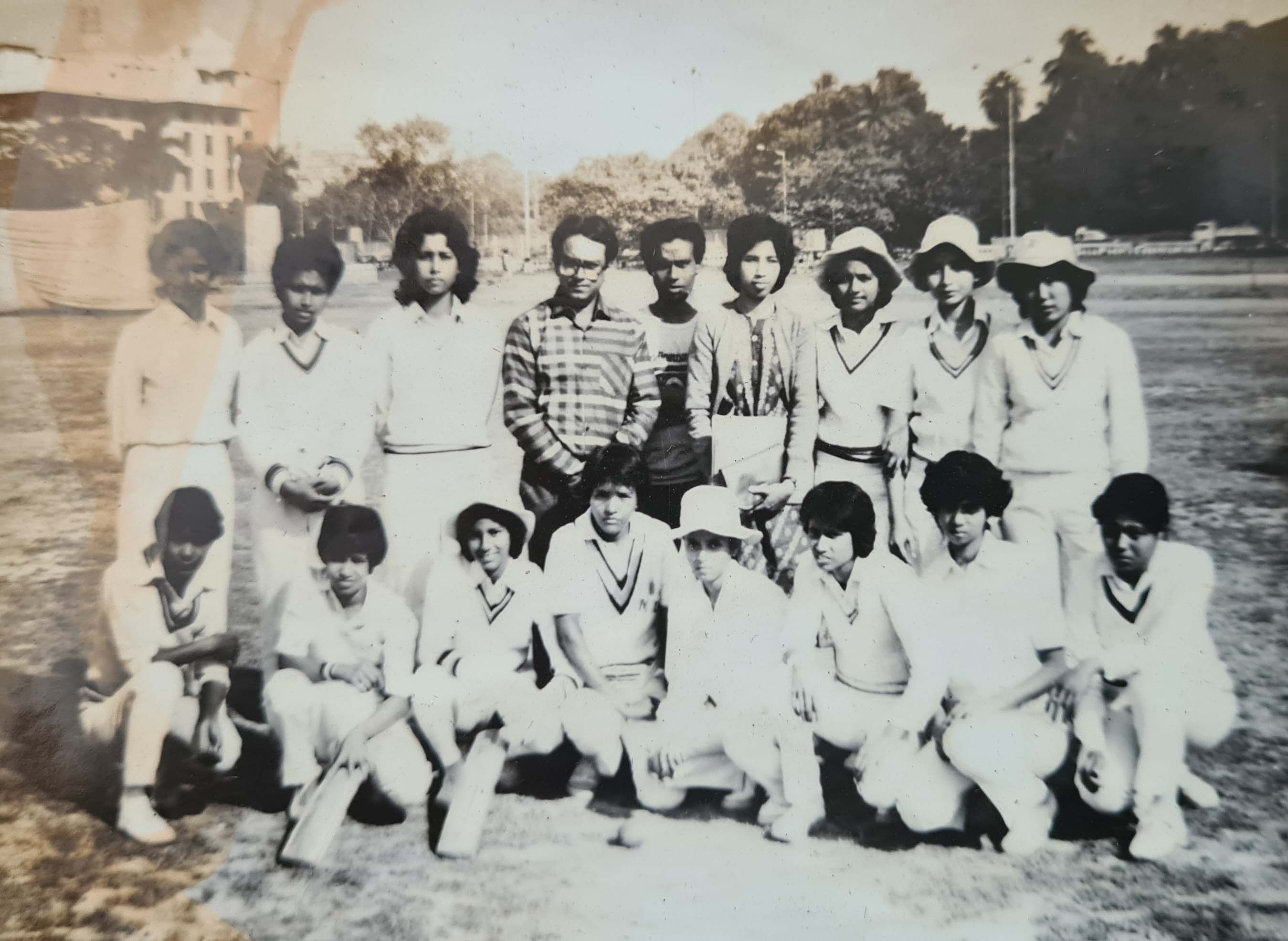 https://www.awazthevoice.in/upload/news/1775031812Nazreen_Ahmed_with_teammates_of_Assam_in_the_late_1970s.jpg