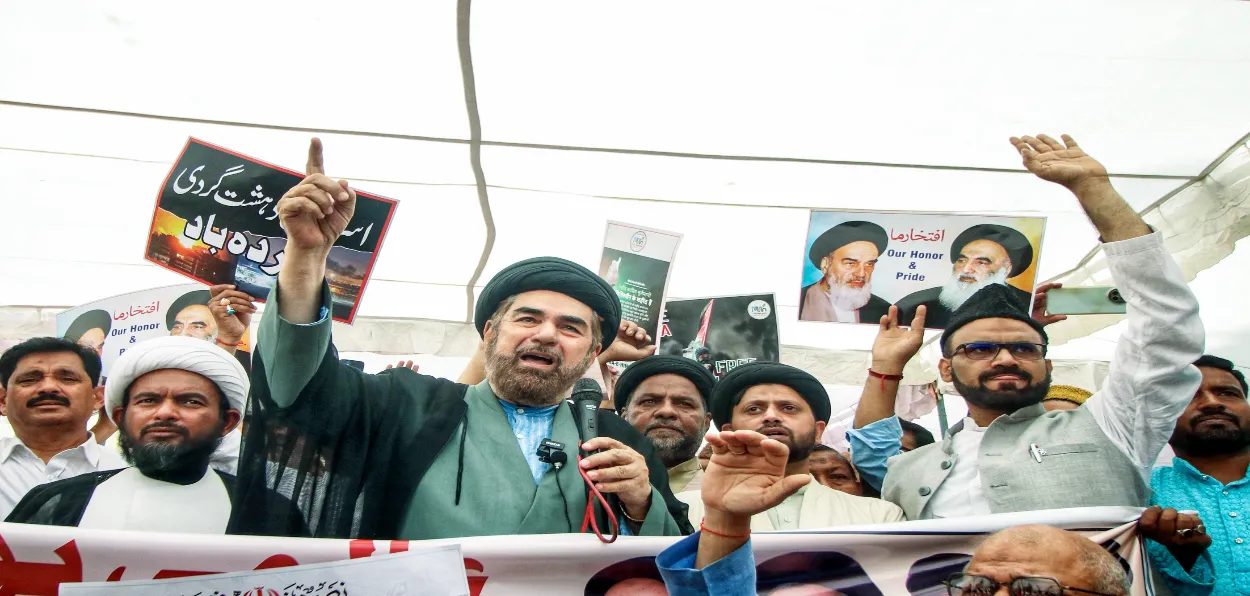 Indian Muslims protesting against USA on the issue of Iran and Palestine in Lucknow
