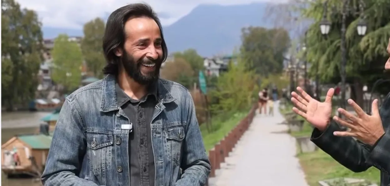 Naseem Mughal alias Waseem speaking with a local reporter in Srinagar