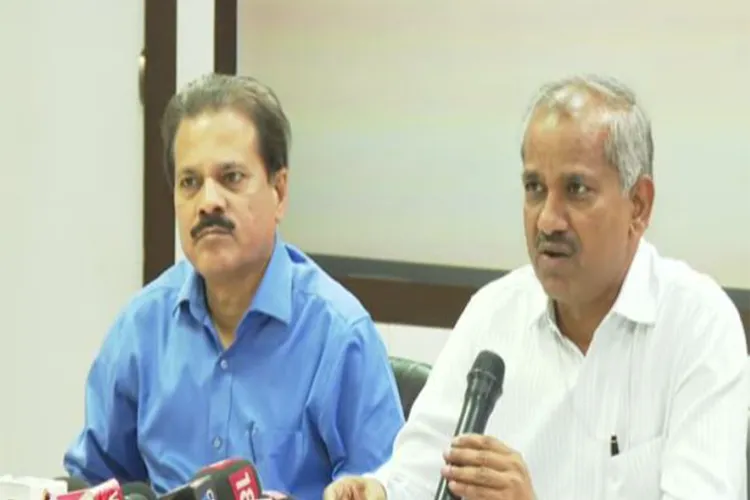 M Ravichandran, Secretary, Union Ministry of Earth Sciences (R) with Mrutyunjay Mohapatra, director-general of the India Meteorological Department (L)