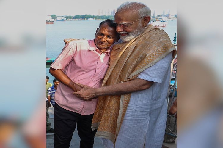PM Modi giving a warm hug to the boatman.