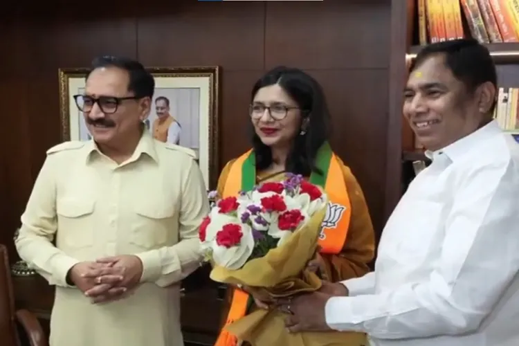 Swati Maliwal with Delhi BJP chief Virendra Sachdeva