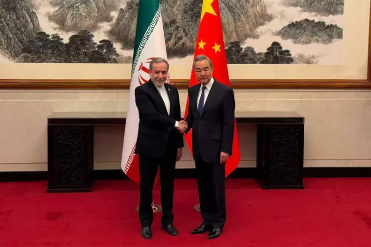 Chinese Foreign Minister Wang Yi (right) with his Iranian counterpart, Abbas Araghchi. 