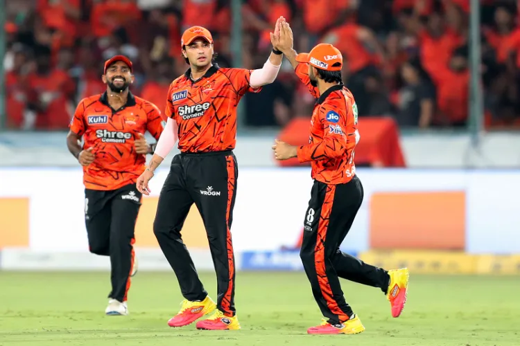 SRH players celebrating a wicket. 