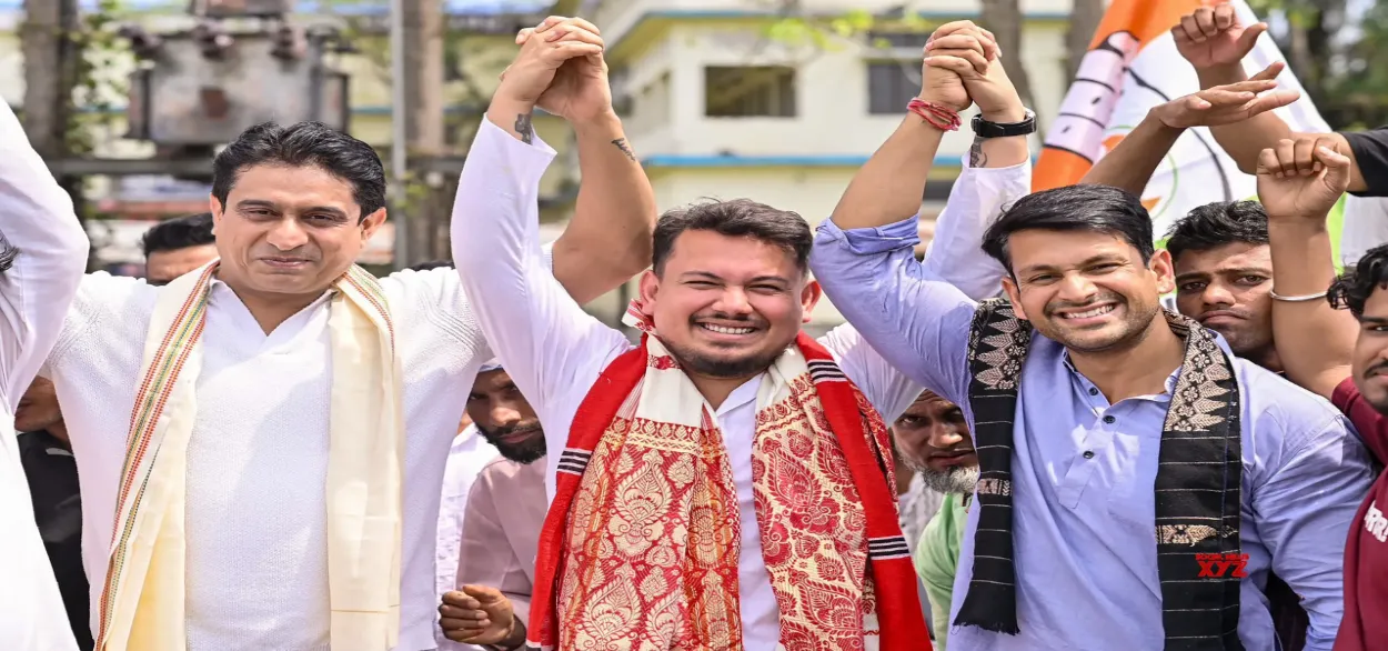 Zubair Anam Majumder in the centre with his supporters 