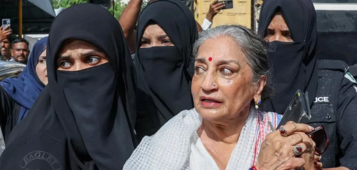 Sheema Kirmani being arrested by Sindh Police in Karachi