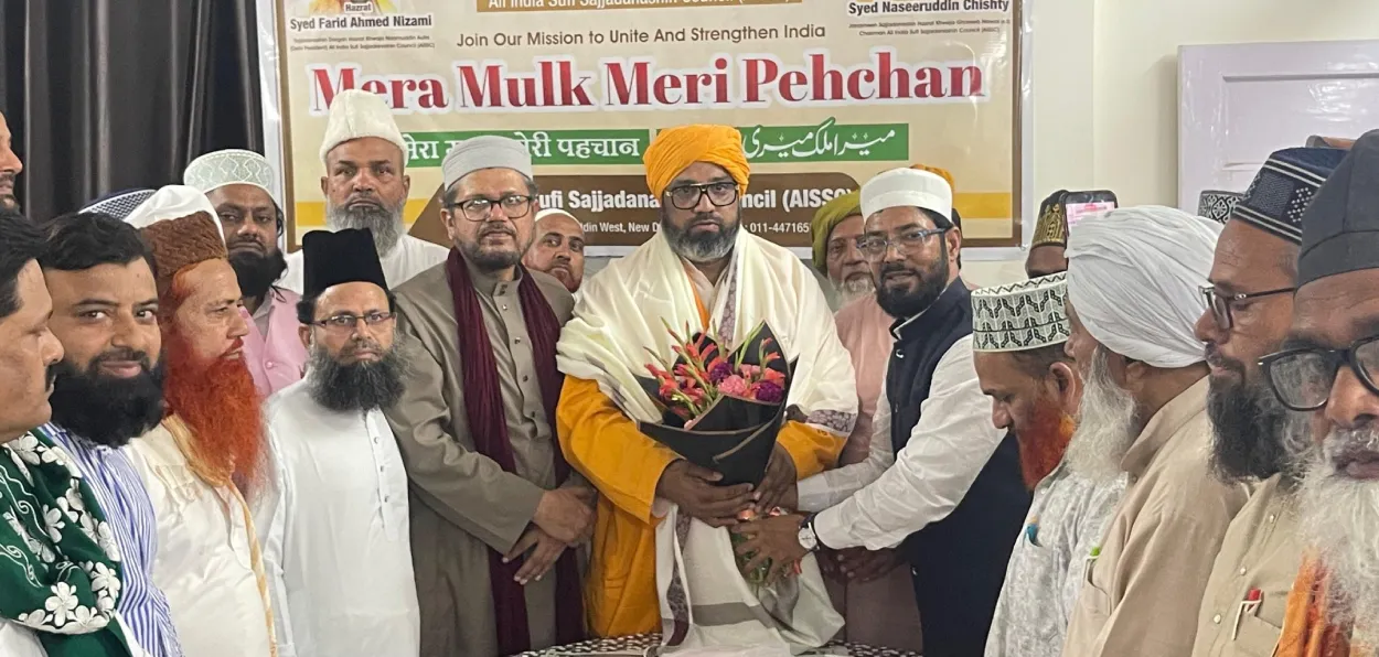 Syed Naseeruddin Chishty being felicitated at the event