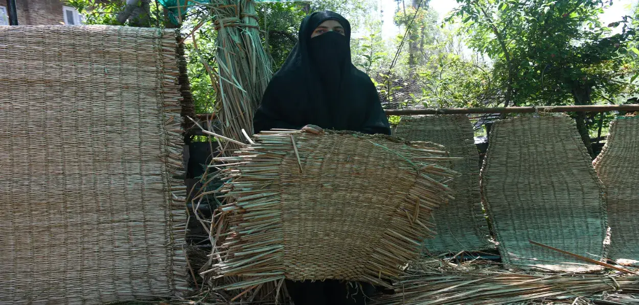 Tanzeela showing a Waggu woven by her (Basit Zargar)