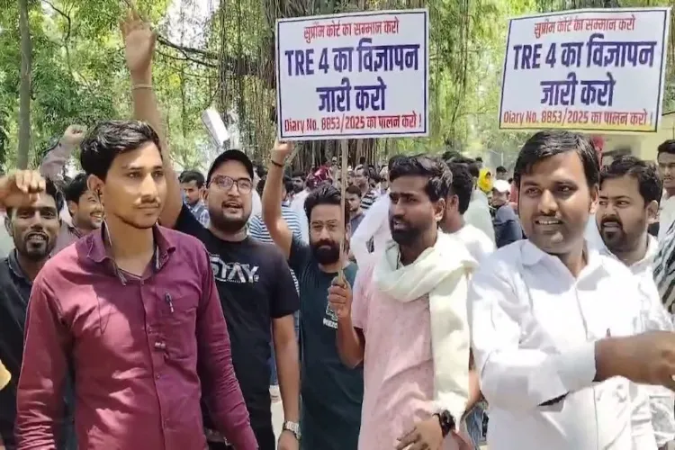 Aspirants of the Teacher Recruitment Examination (TRE) 4.0 protesting outside the Patna College