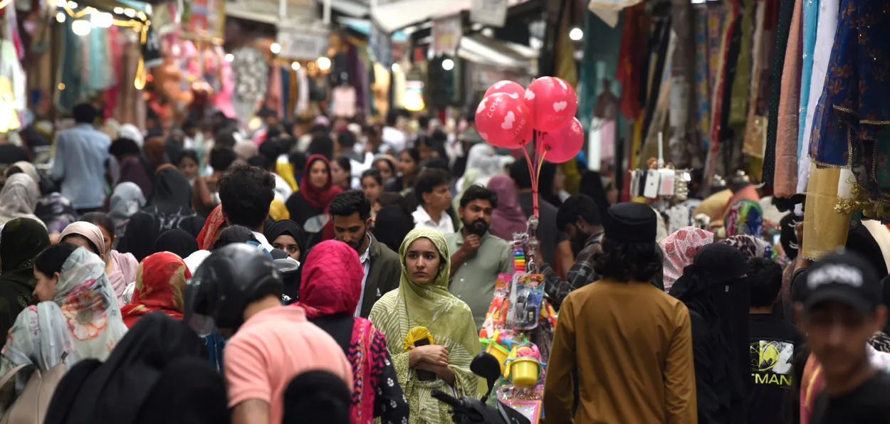 gLGlimpse of a Srinagar market on eve of Eid-ul-Azha